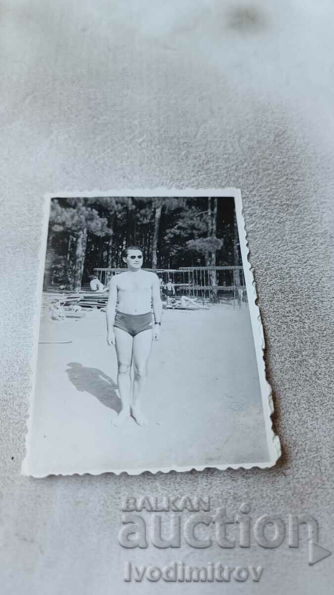 Photo Man in a swimsuit with sunglasses