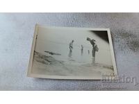 Φωτογραφία Τέσσερις άνδρες στην παραλία