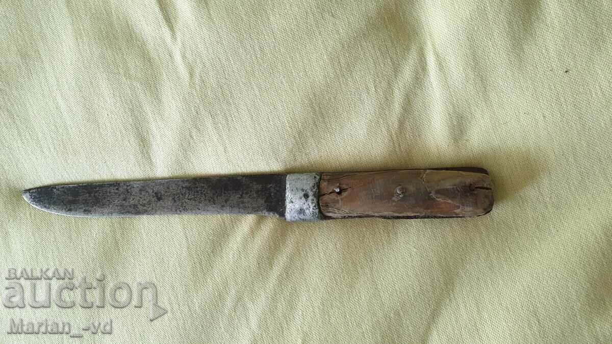 Παλιό σφυρήλατο μαχαίρι με κοκάλινα μαχαίρια