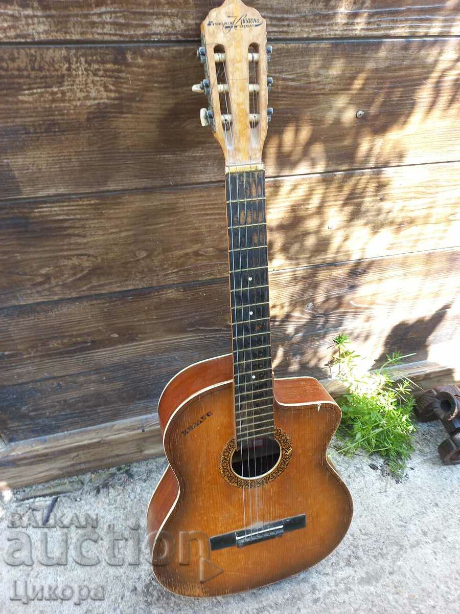 CHITARĂ CREMONA HEMUS cu preț 220.00 BGN | € 112.48 CHITARĂ CREMONA HEMUS cu preț 220.00 BGN | € 112.48