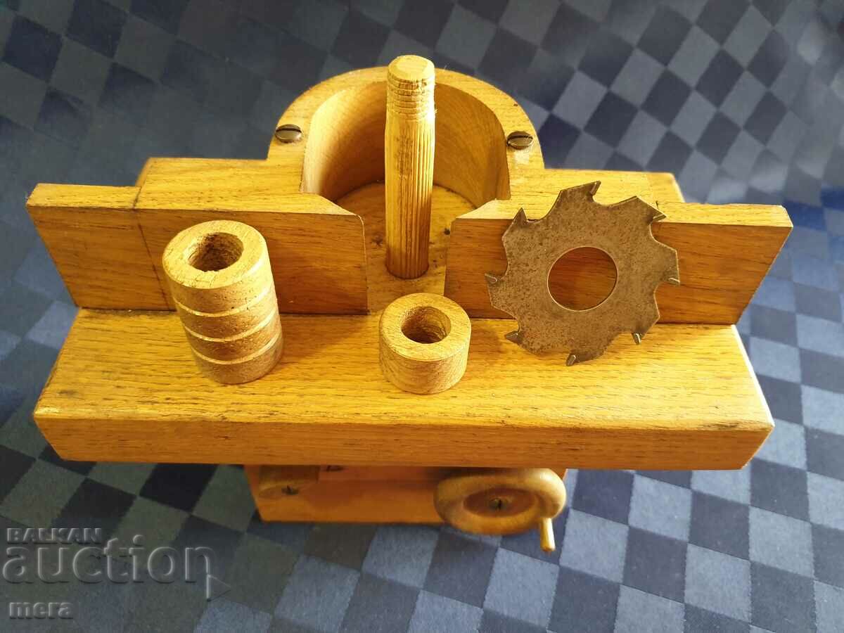 Model of a toy carpentry router - 6 Model of a toy carpentry router - 6