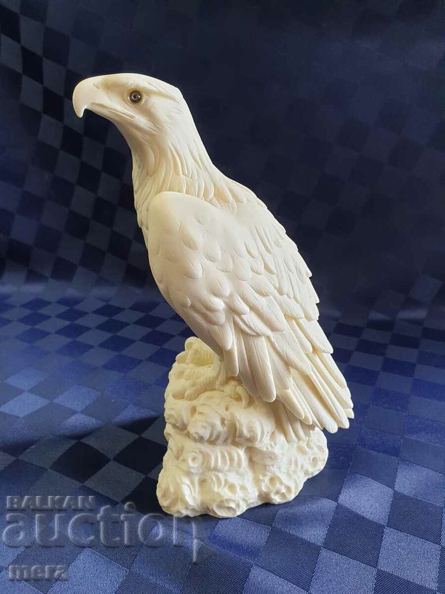 Massive plastic of a white eagle with price 220.00 BGN | € 112.48 Massive plastic of a white eagle with price 220.00 BGN | € 112.48