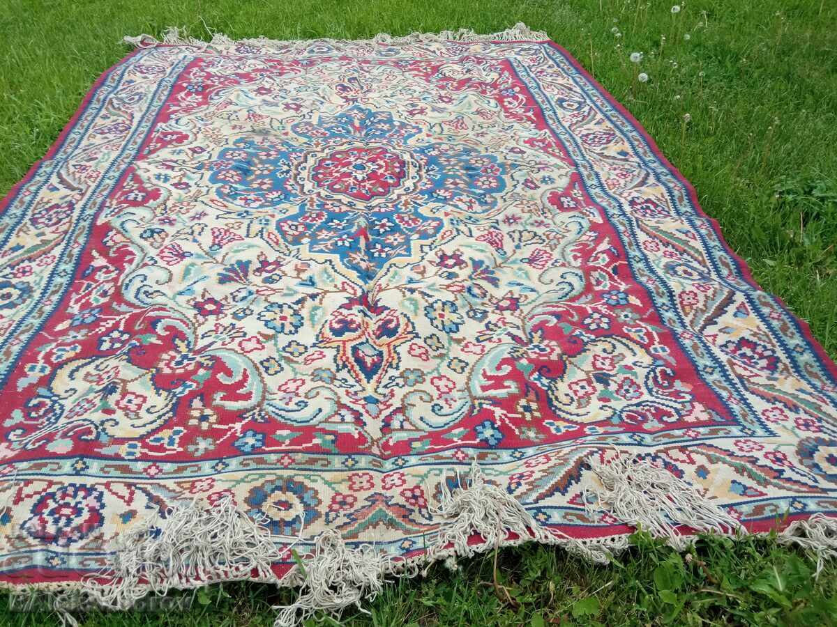 Auction a large Kotlen carpet Auction a large Kotlen carpet