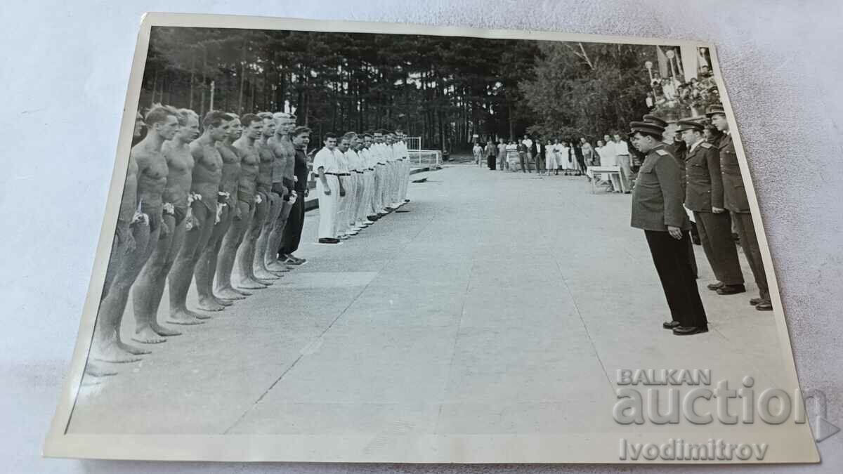 Снимка Строени мъже пред генерал и офицери