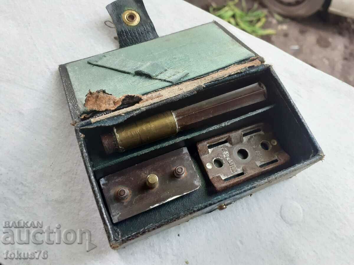 Стара английска самобръсначка бакелит и бронз с цена 59.00 лв. | € 30.17 Стара английска самобръсначка бакелит и бронз с цена 59.00 лв. | € 30.17