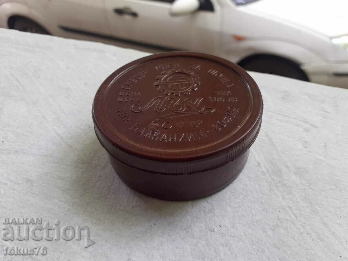 An old bakelite tin of shoe cream Lach with price 35.00 BGN | € 17.90 An old bakelite tin of shoe cream Lach with price 35.00 BGN | € 17.90