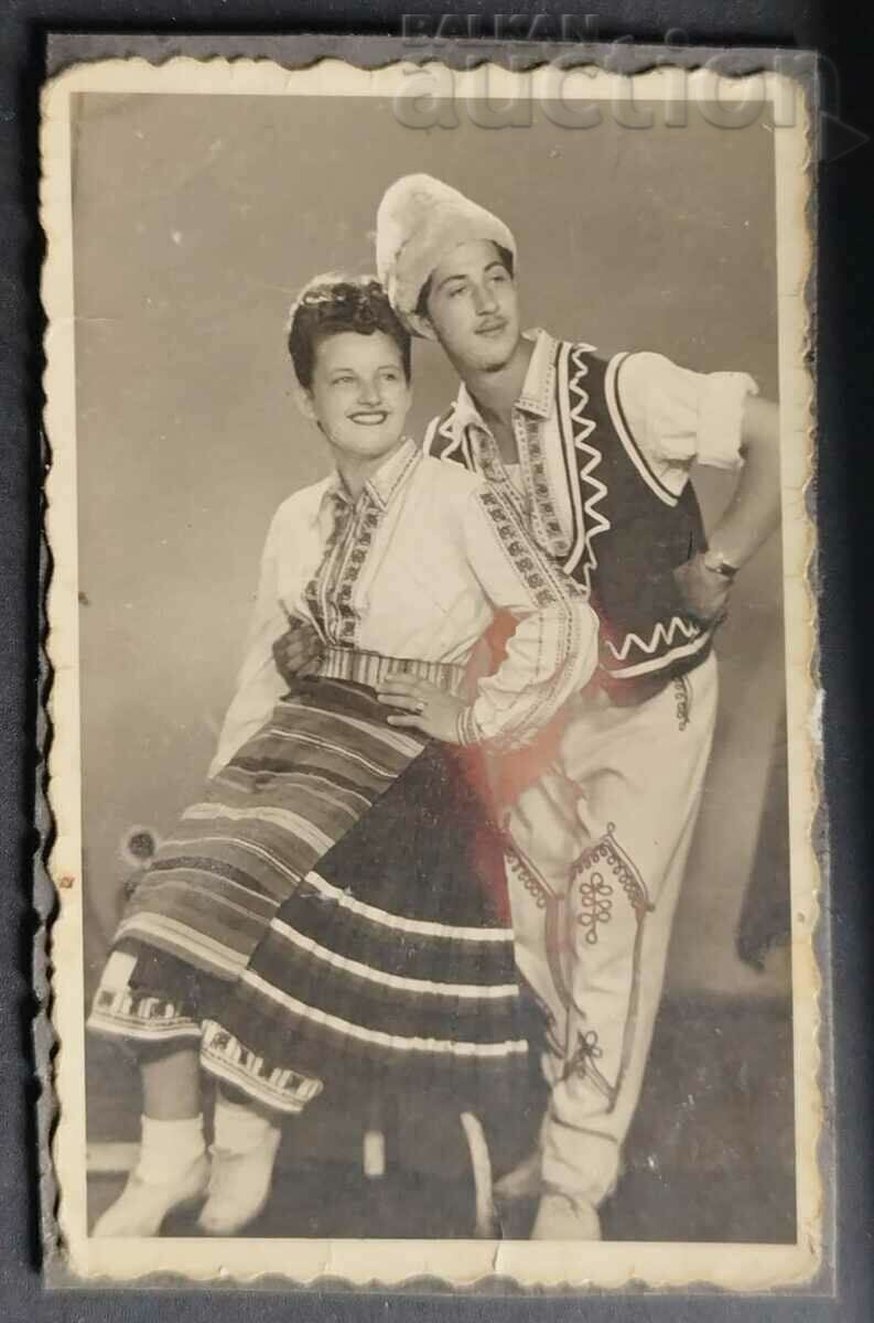 България Стара снимка фотография & Момче и девойка в празн..