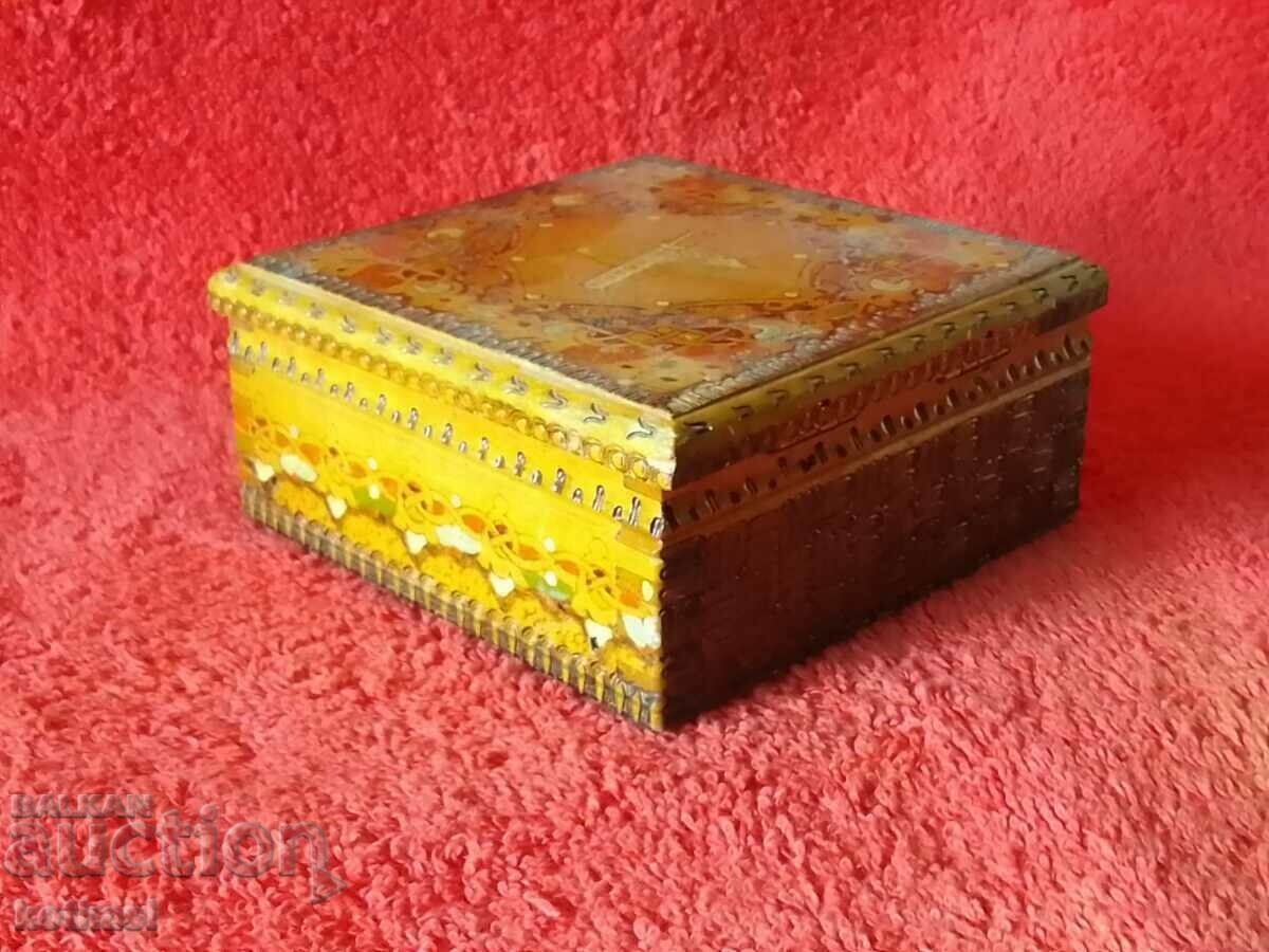 Аукцион Стара дървена кутия за цигари пирографирана Табакера
