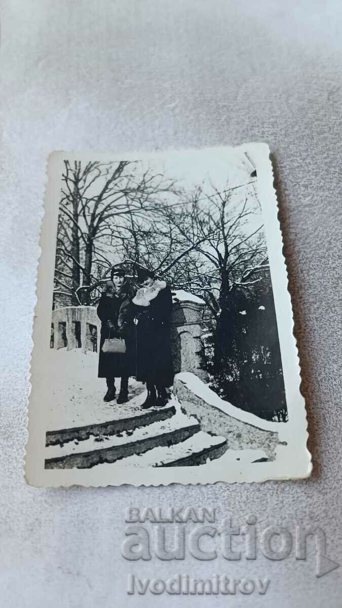 Снимка София Две жени със зимни палта в Борисовата градина