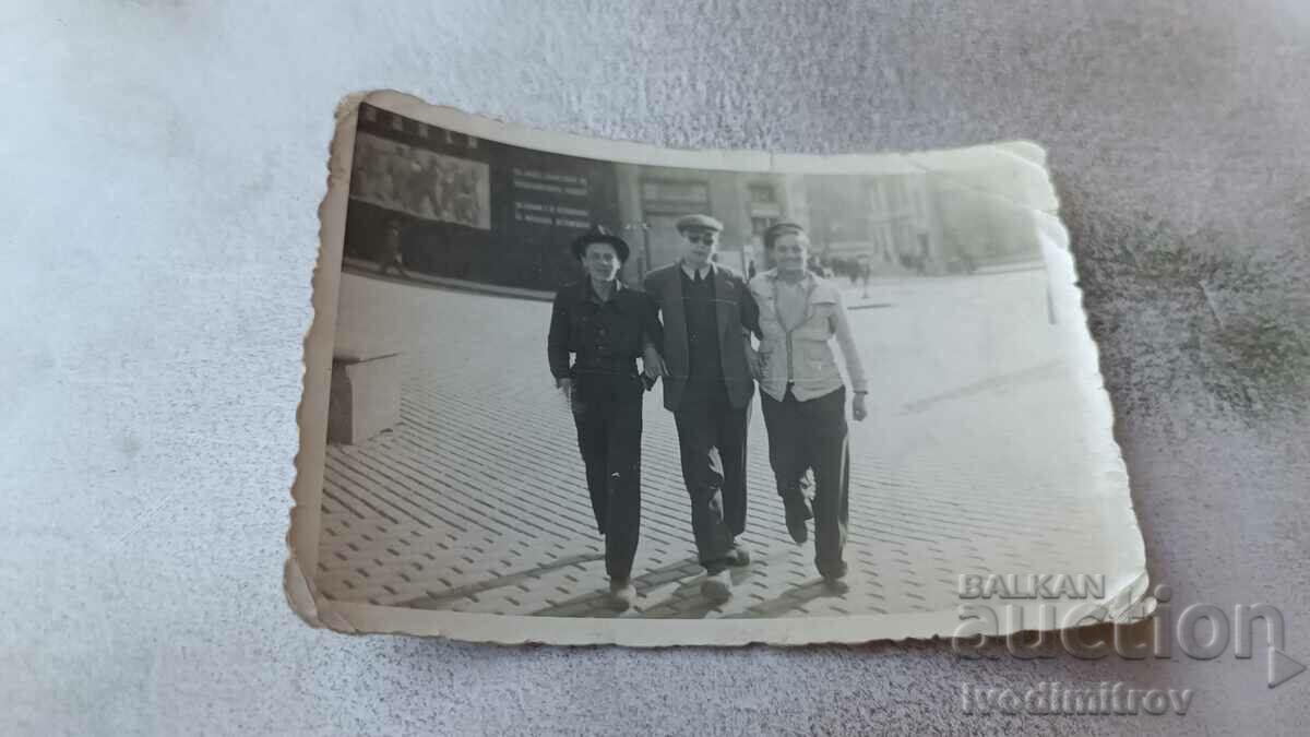 Fotografie Sofia Trei tineri la plimbare 1945