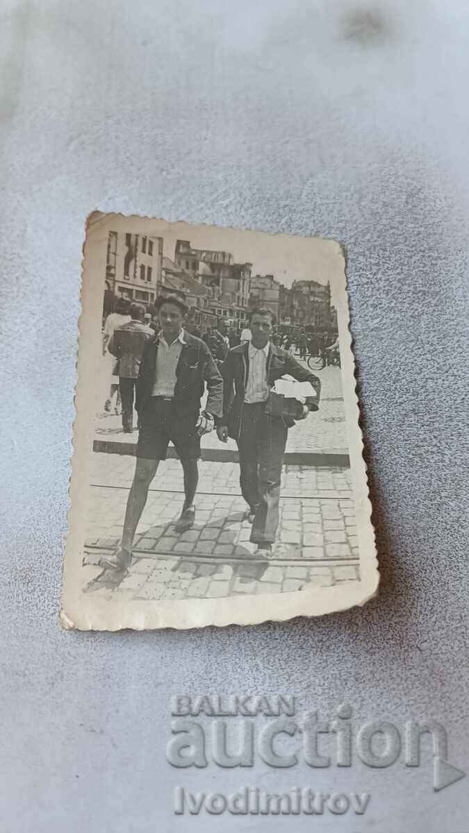 Φωτογραφία Σοφία Δύο νεαροί άνδρες σε μια βόλτα