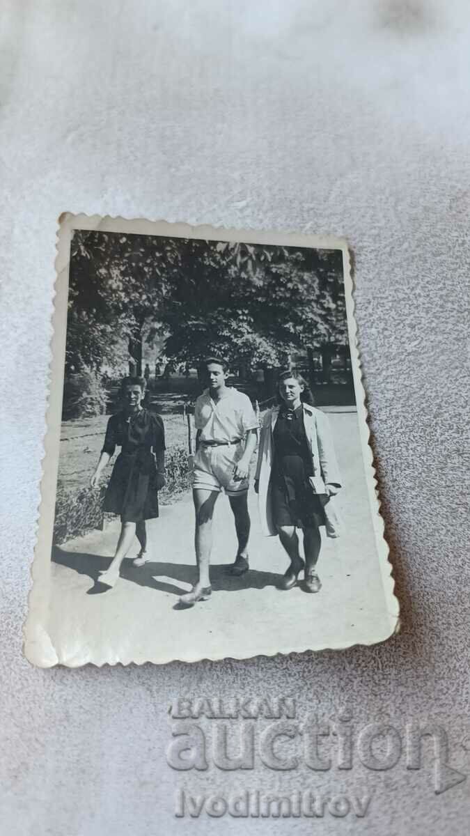 Снимка София Мъж и две млади момичета на разходка