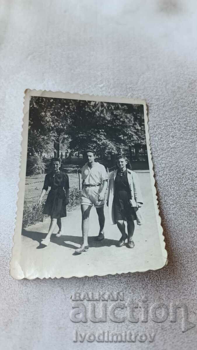 Photo Sofia A man and two young girls on a walk