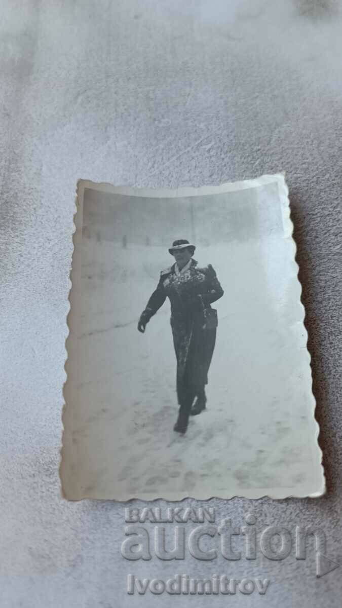 Снимка София Жена на разходка в един зимен мразовит ден