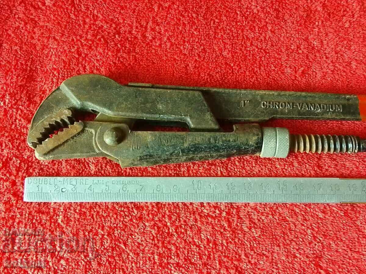 Old metal plumbing wrench master with price 26.50 BGN | € 13.55 Old metal plumbing wrench master with price 26.50 BGN | € 13.55