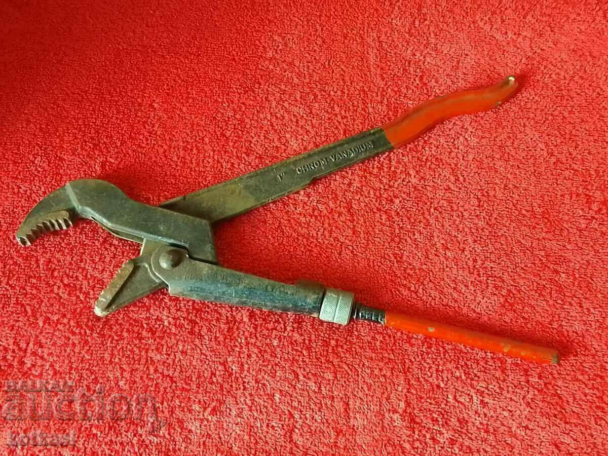 Old metal plumbing wrench master - 6 Old metal plumbing wrench master - 6