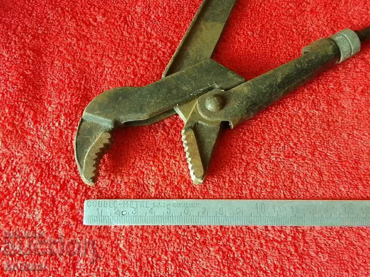 Old metal plumbing wrench master - 7 Old metal plumbing wrench master - 7