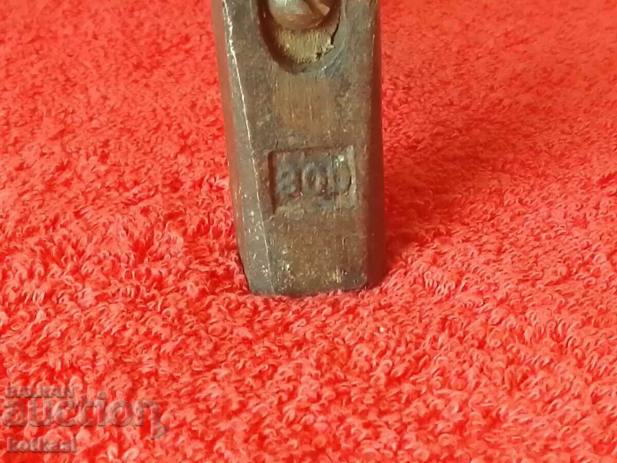 Livrarea Ciocan de metal vechi de 338 grame