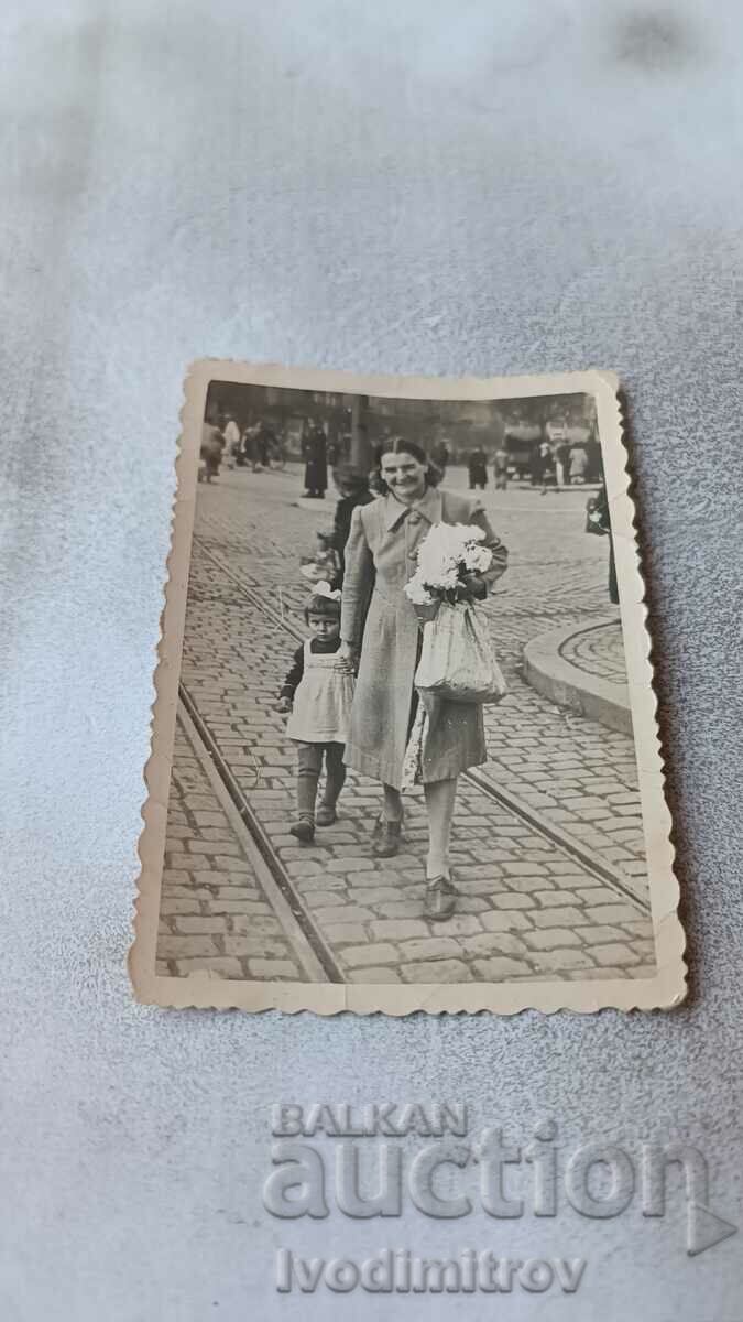Φωτογραφία Σοφία Μια γυναίκα και ένα κοριτσάκι σε μια βόλτα