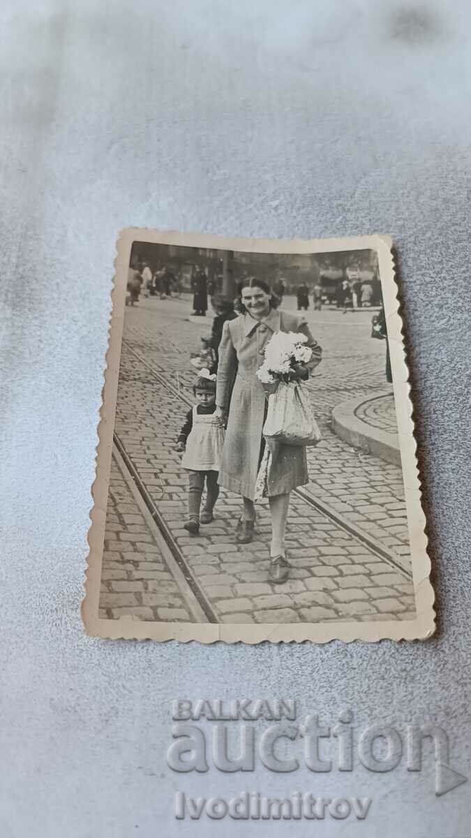 Photo Sofia A woman and a little girl on a walk