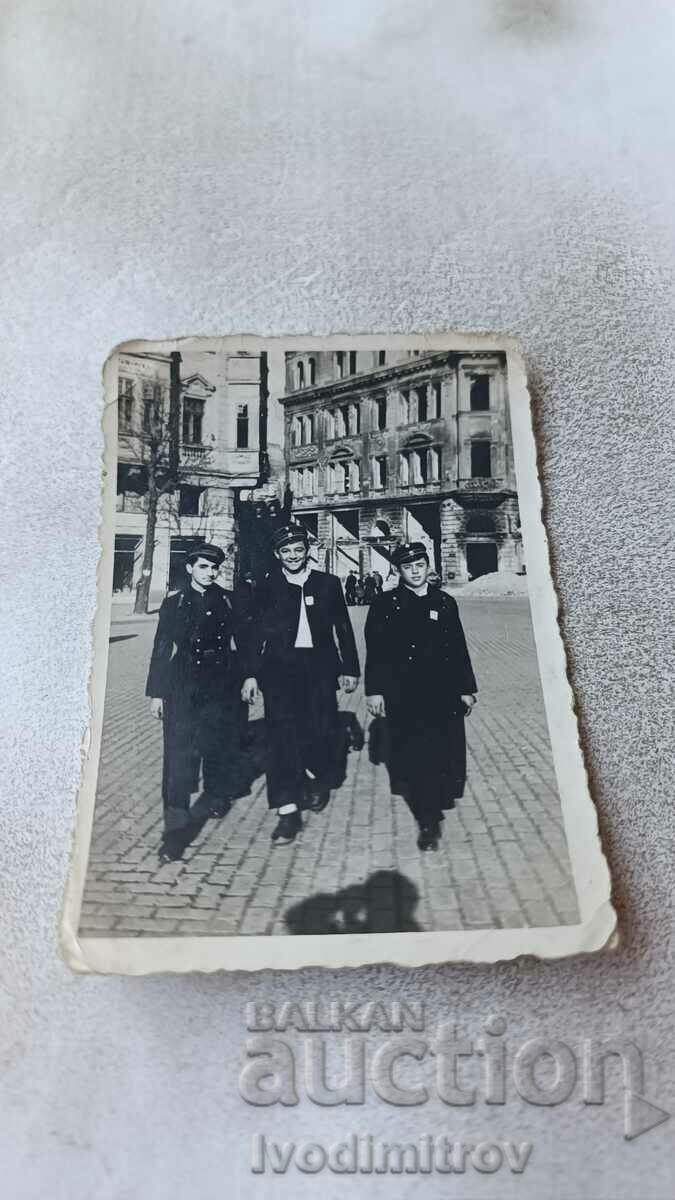 Φωτογραφία Σοφία Τρεις μαθητές με στολές σε μια βόλτα