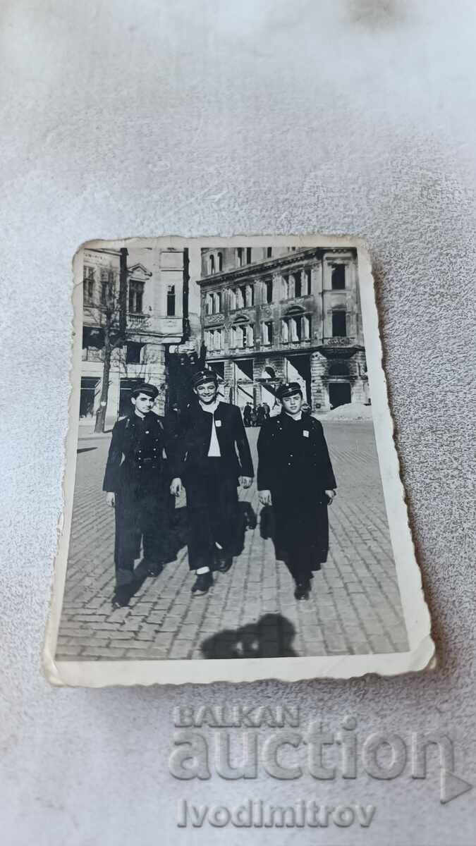 Photo Sofia Three schoolchildren in uniforms on a walk