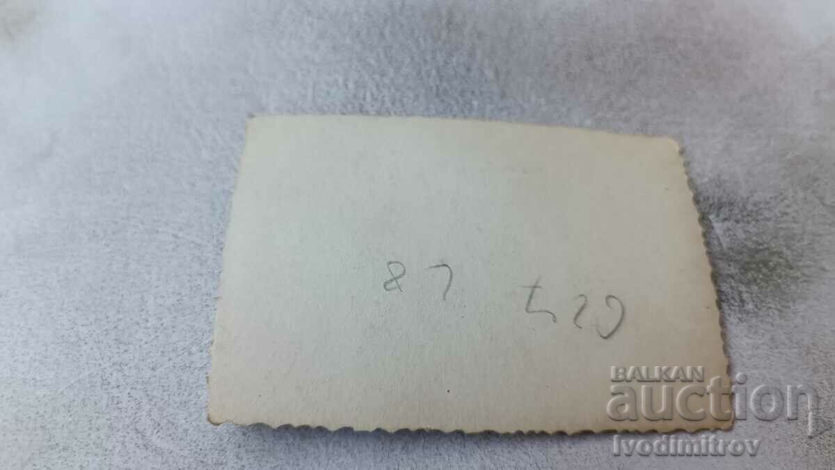 Φωτογραφία Σοφία Ένας νεαρός άνδρας σε έναν περίπατο με τιμή 1.85 BGN | € 0.95 Φωτογραφία Σοφία Ένας νεαρός άνδρας σε έναν περίπατο με τιμή 1.85 BGN | € 0.95