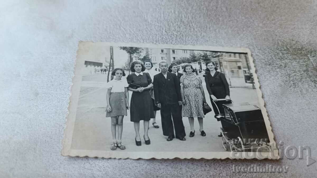 Снимка София Мъж жени и момичета на тротоара