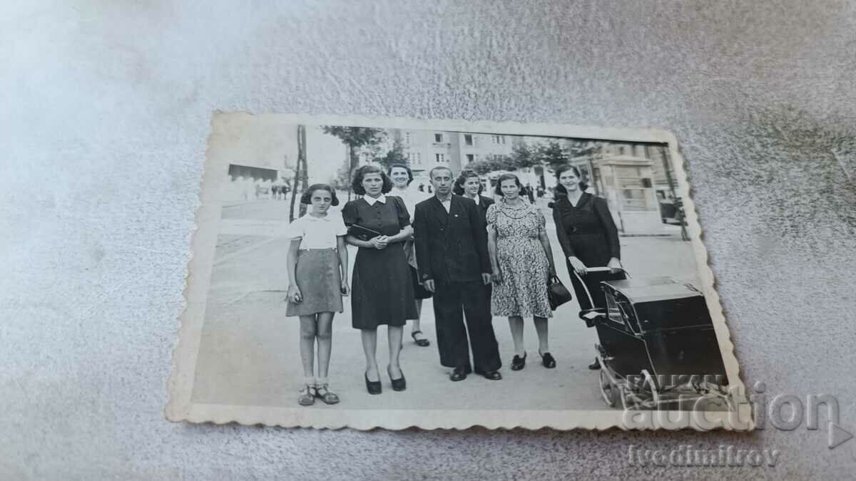 Photo Sofia Man, women and girls on the sidewalk