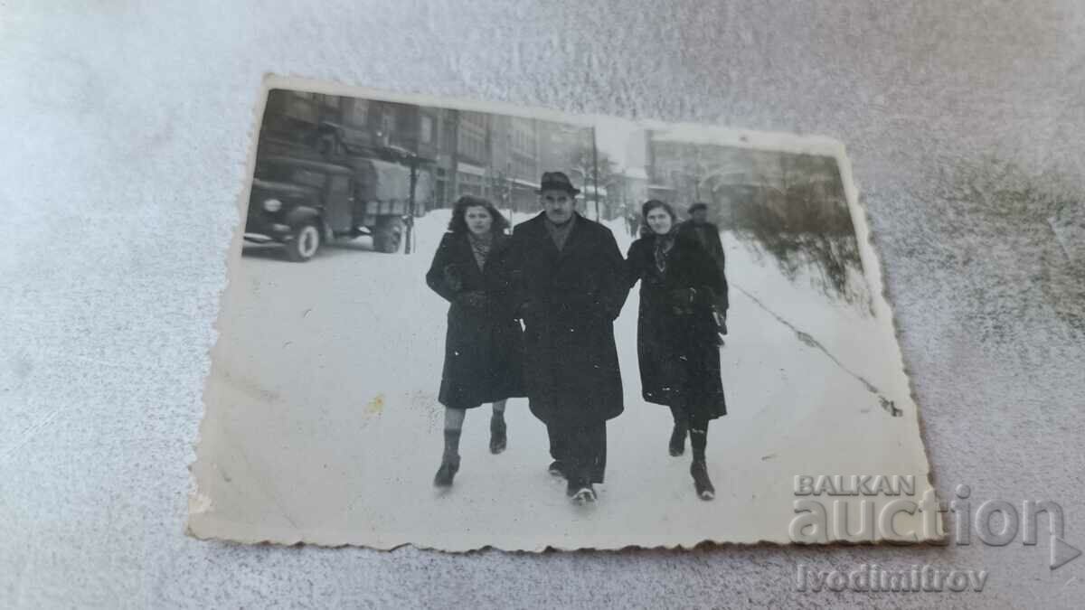 Photo Sofia A man and two women on a walk in winter