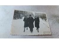 Φωτογραφία Σοφία Ένας άντρας και δύο γυναίκες σε μια βόλτα το χειμώνα