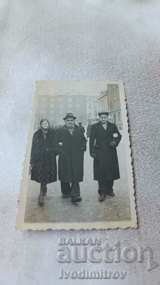 Φωτογραφία Σοφία Δύο άνδρες και μια γυναίκα σε μια βόλτα