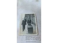Φωτογραφία Σοφία Ένας άντρας και μια γυναίκα με ένα ρετρό καροτσάκι στο πεζοδρόμιο