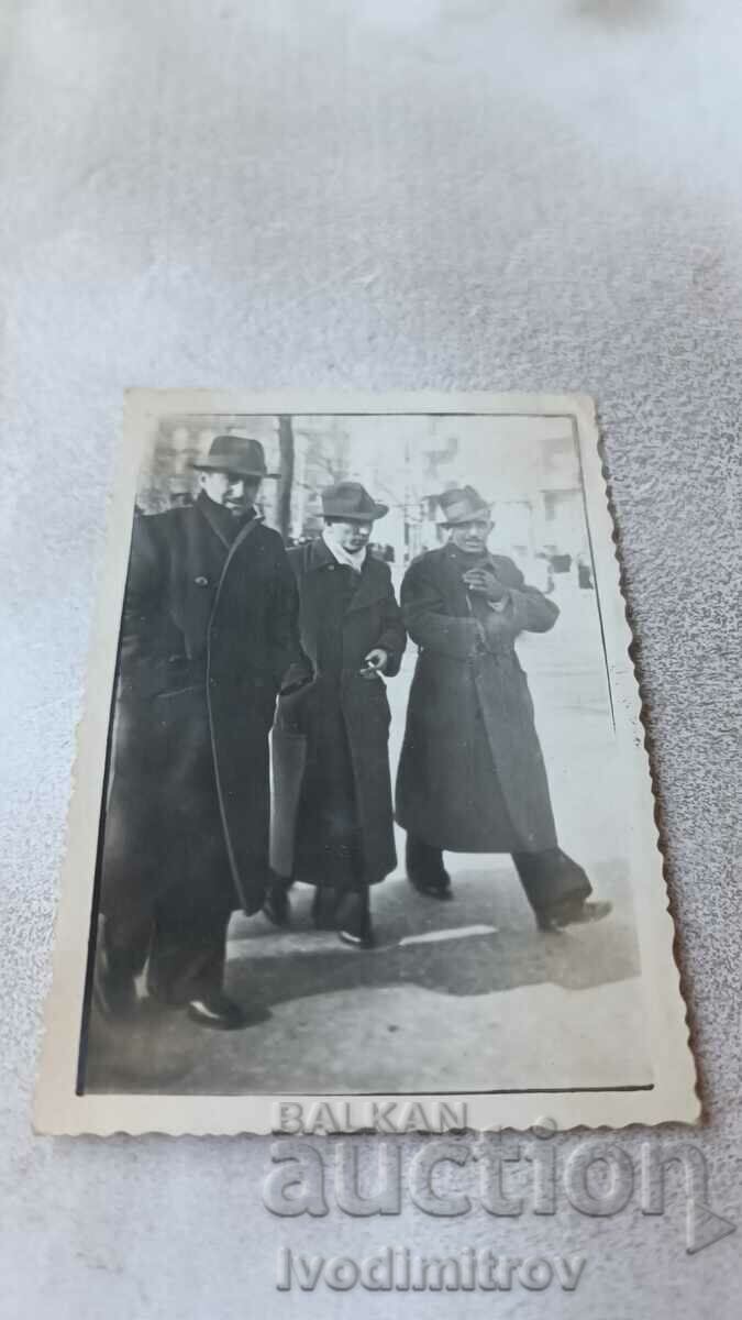 Снимка София Трима мъже в зимни палта на разходка