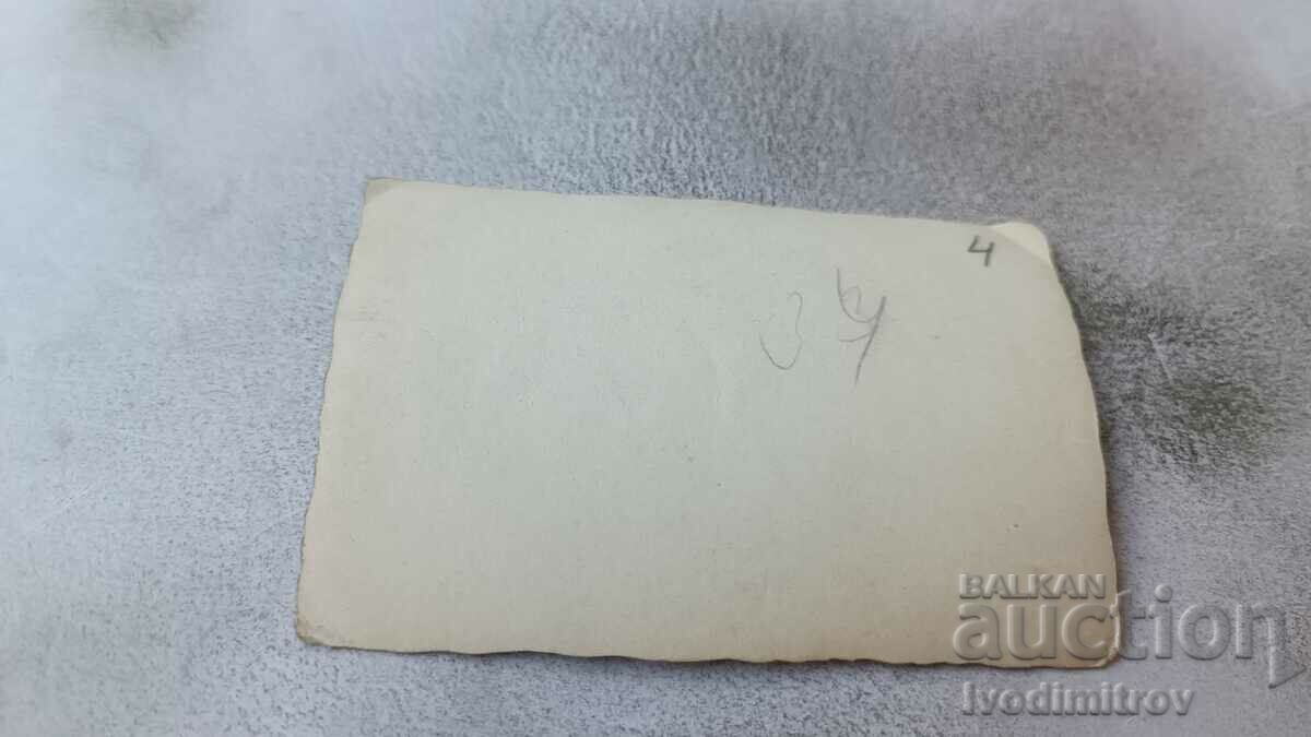 Φωτογραφία Σοφία Δύο νεαρά κορίτσια σε μια σκάλα πισίνας με τιμή 1.65 BGN | € 0.84 Φωτογραφία Σοφία Δύο νεαρά κορίτσια σε μια σκάλα πισίνας με τιμή 1.65 BGN | € 0.84