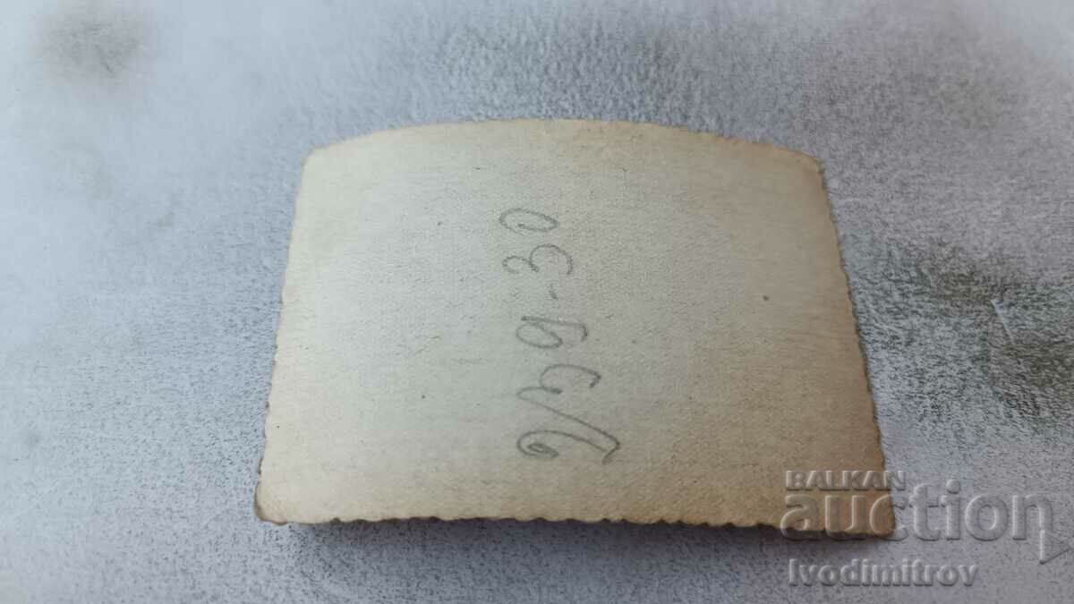 Φωτογραφία Βάρνα Δύο νεαροί άνδρες στην είσοδο του Sea Garden με τιμή 1.75 BGN | € 0.89 Φωτογραφία Βάρνα Δύο νεαροί άνδρες στην είσοδο του Sea Garden με τιμή 1.75 BGN | € 0.89