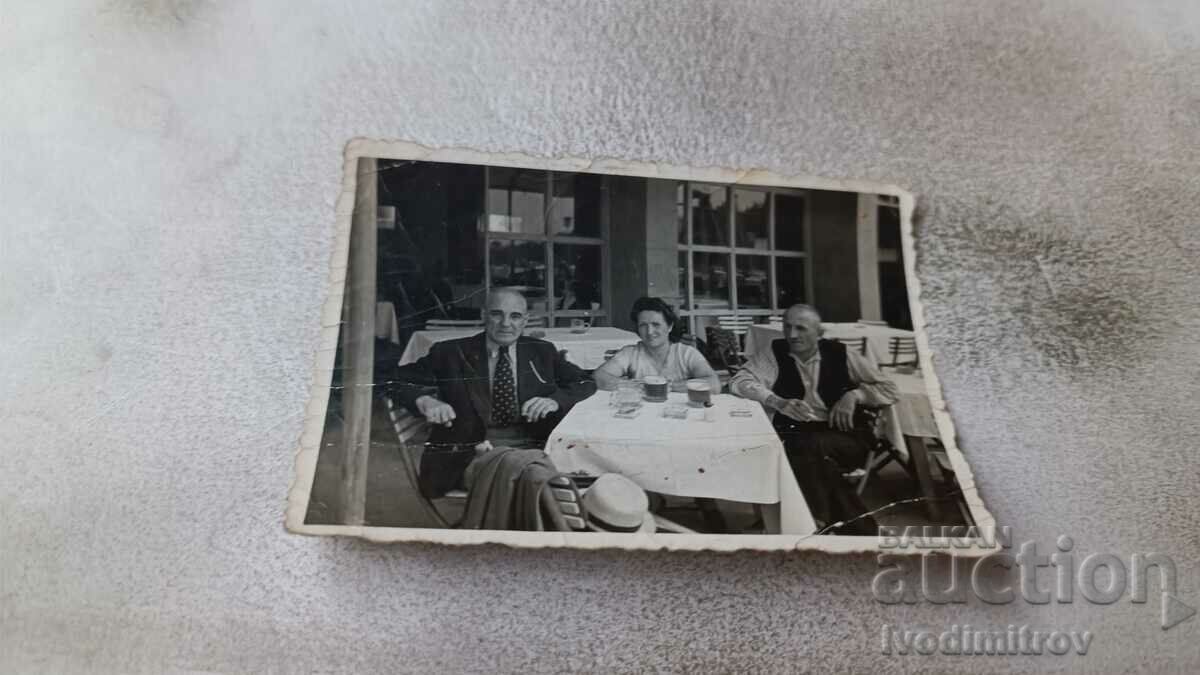 Photo Sofia Two men and a woman having a drink in a restaurant