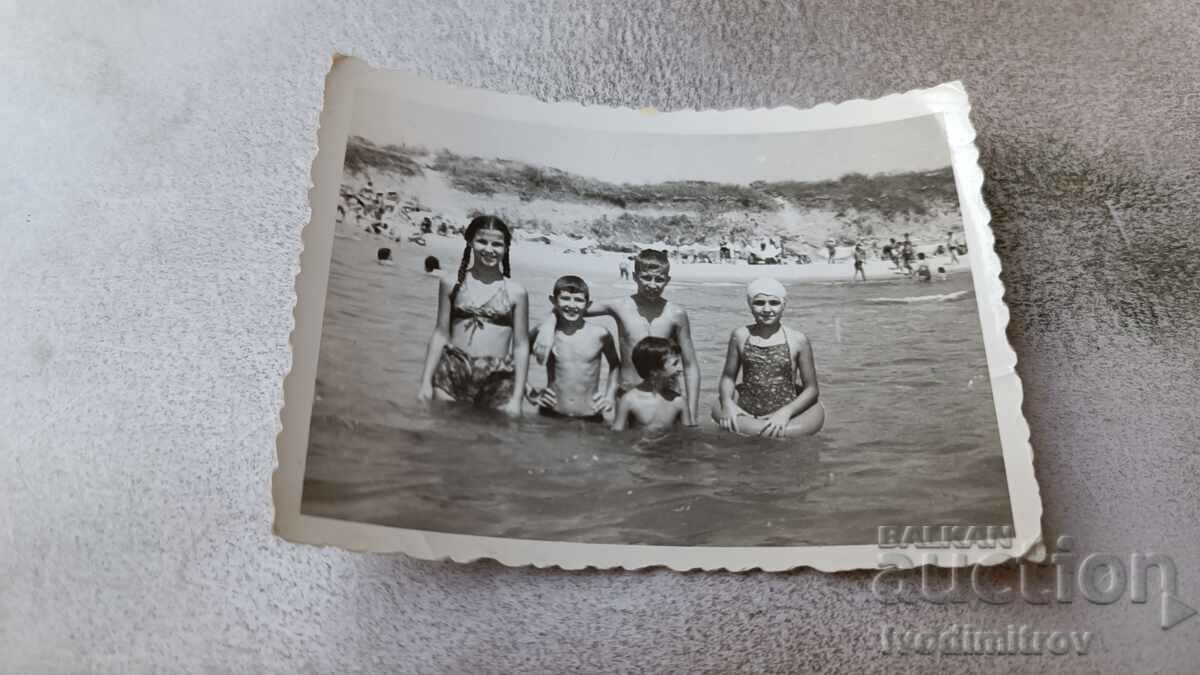 Φωτογραφία Αγόρια και κορίτσια στη θάλασσα