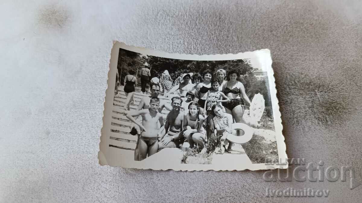 Photo Men, women and children on their way to the beach