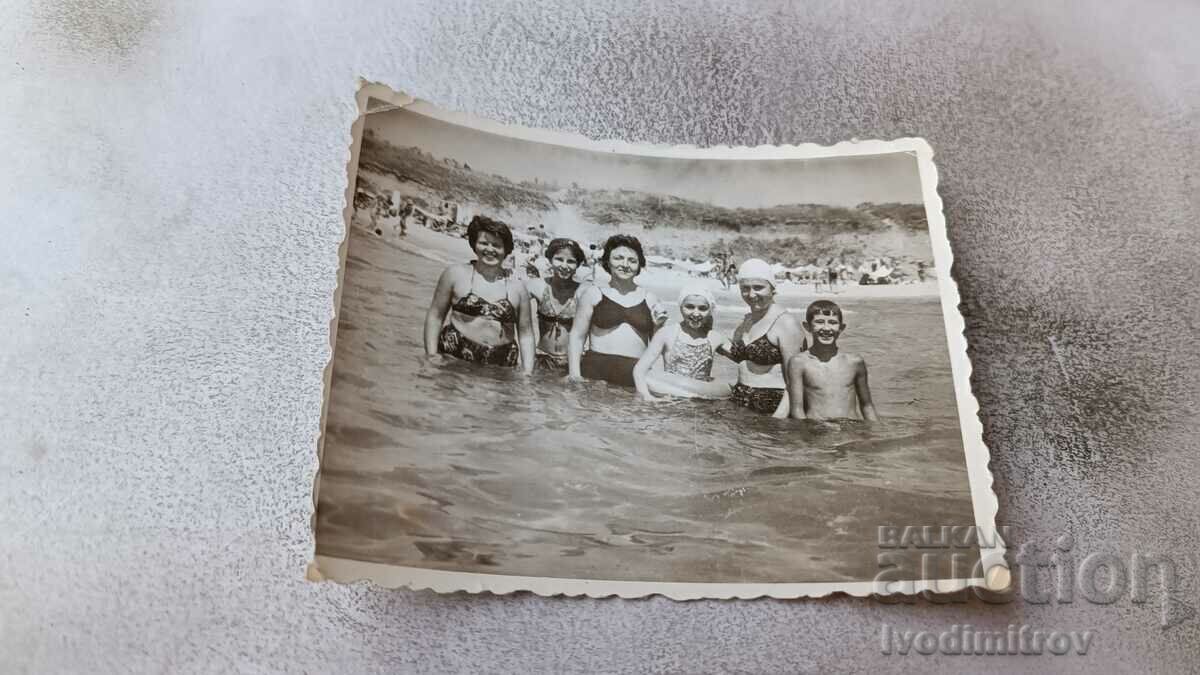 Photo Women and children in the sea