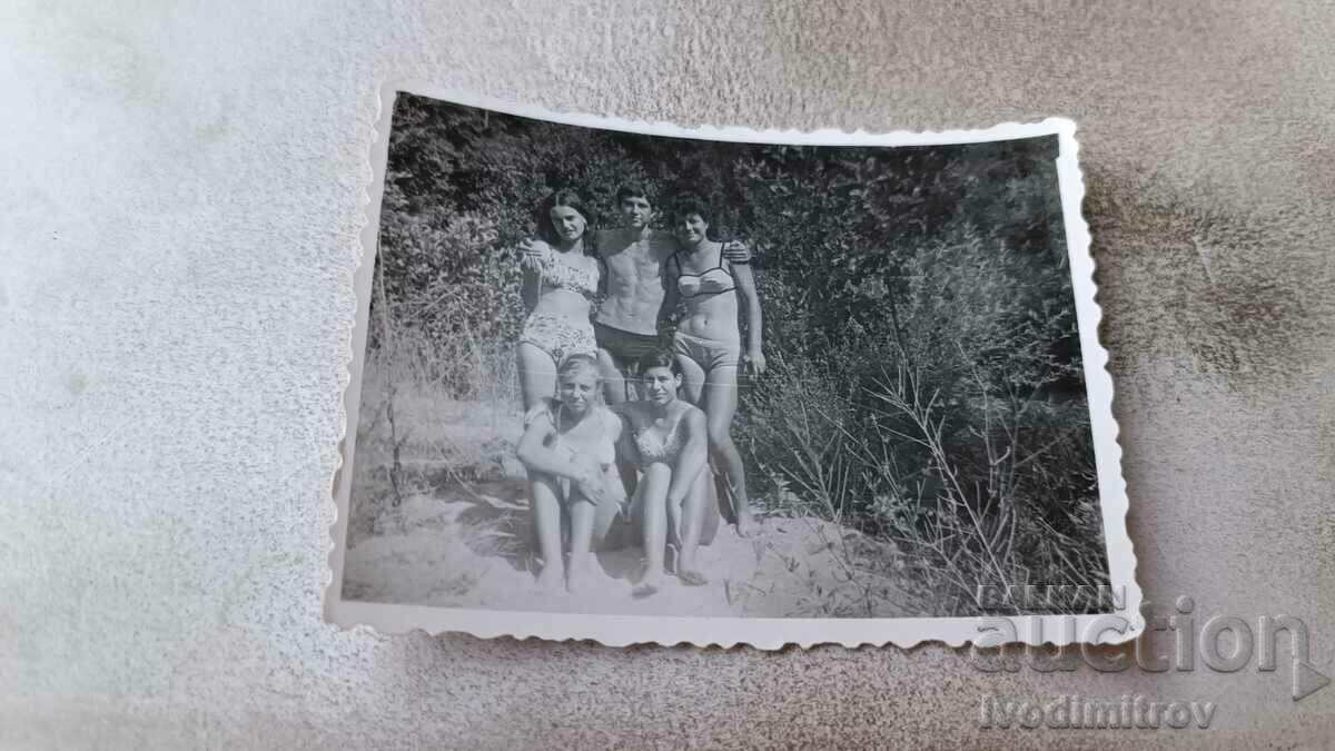 Photo Youth and young girls in swimsuits on the sand