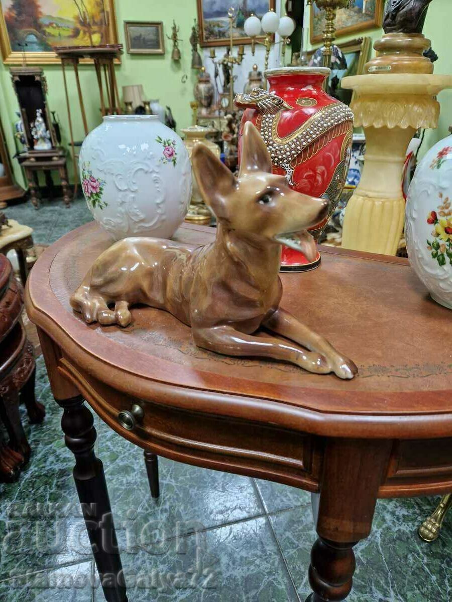 Auction  A large beautiful antique porcelain figure