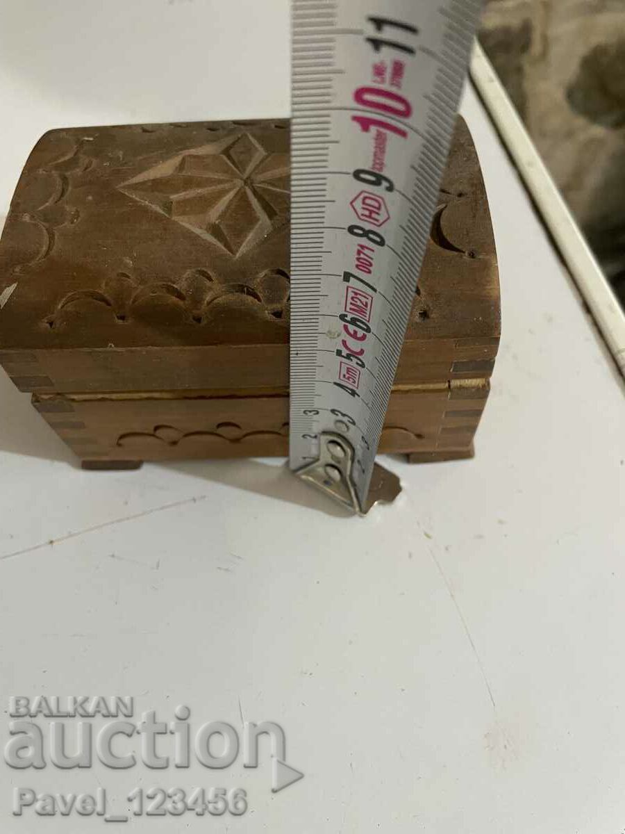 Auction A small wooden box Auction A small wooden box