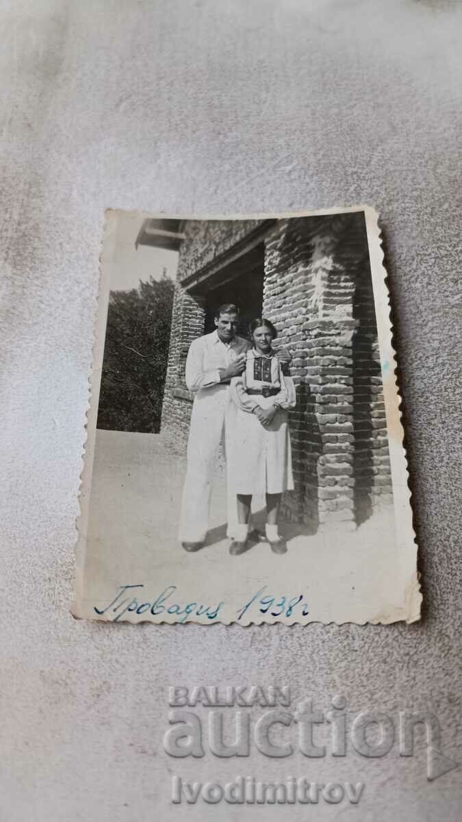Κα Provadia Άνδρας και νεαρή κοπέλα δίπλα στο Novostr. si κτίριο 1938
