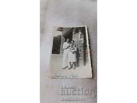 Κα Provadia Άνδρας και νεαρή κοπέλα δίπλα στο Novostr. si κτίριο 1938