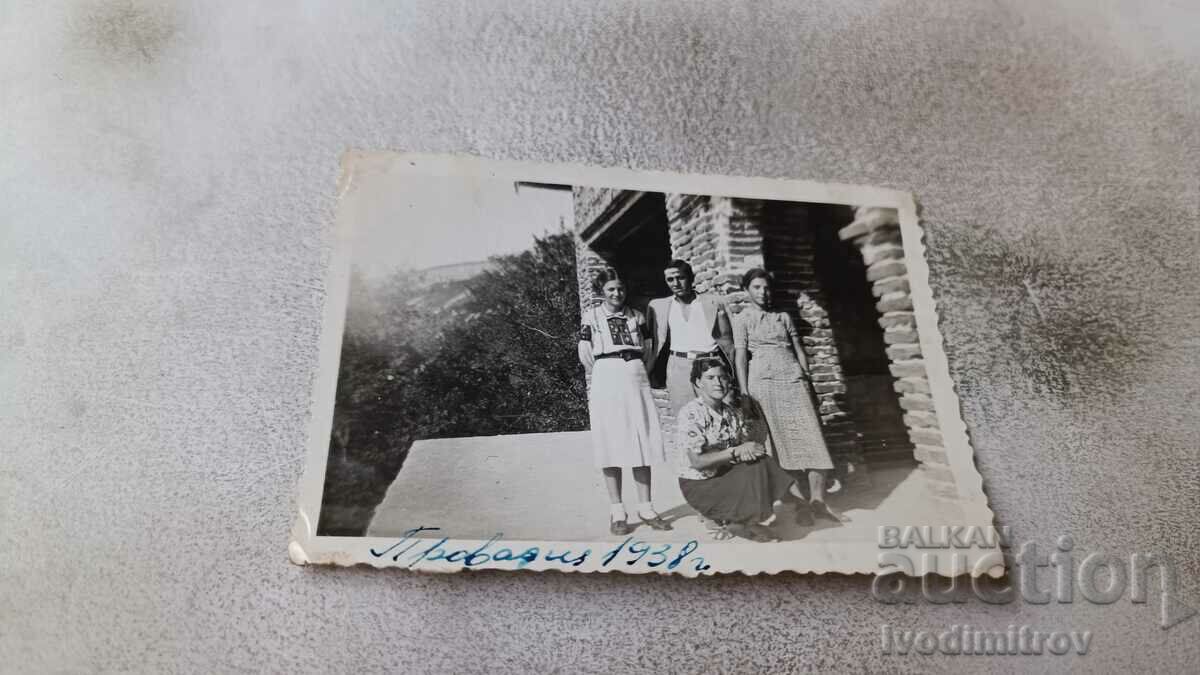 Φωτογραφία Provadia Άνδρας και νεαρά κορίτσια δίπλα στο κτίριο του 1938