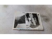 Снимка Провадия Мъж и млади момичета до сграда 1938