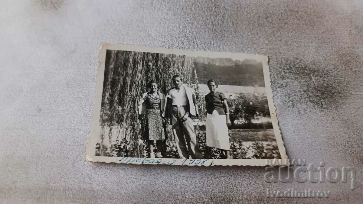 Φωτογραφία Provadia Άνδρας και δύο γυναίκες 1938