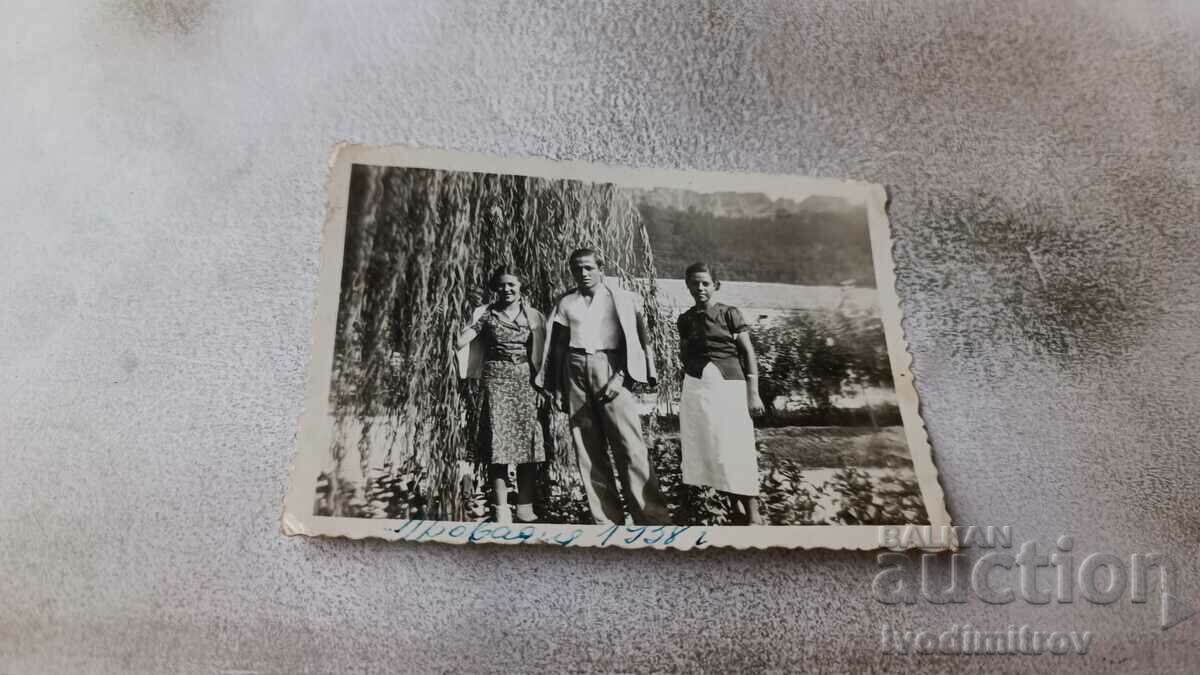 Photo Provadia Man and two women 1938