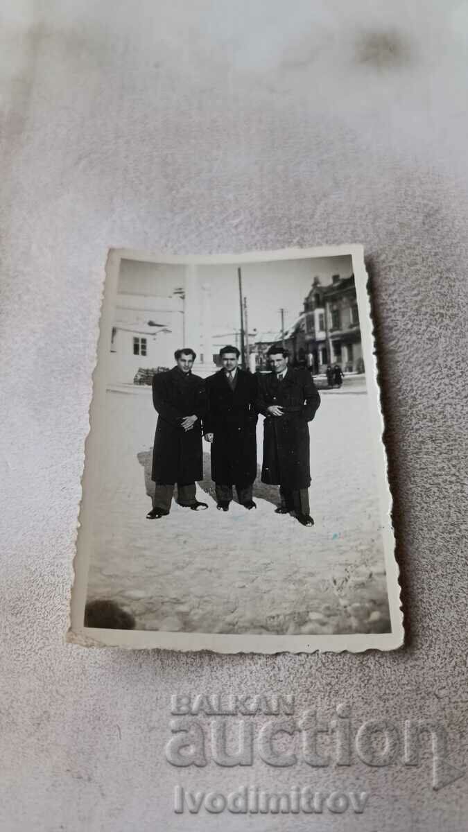 Fotografie Tolbukhin Trei bărbați pe piață 1953
